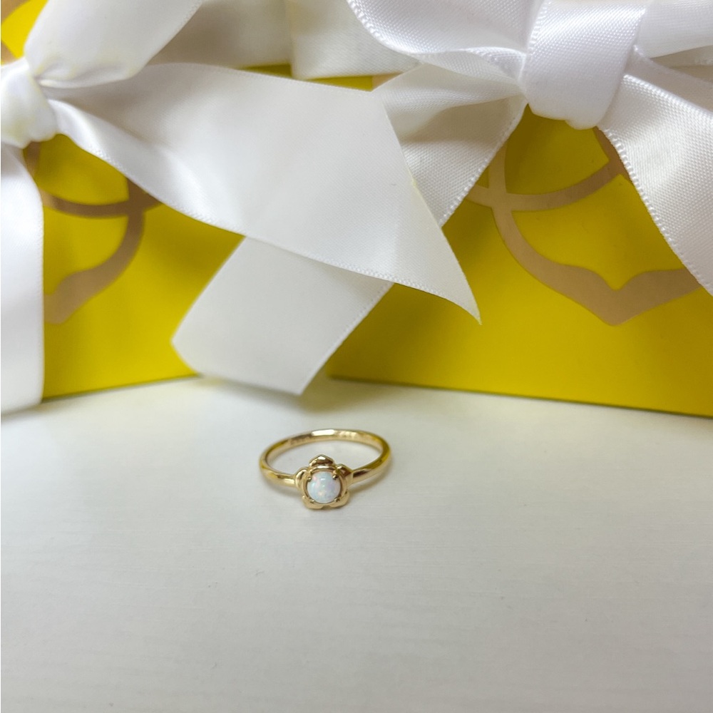 Kendra Scott: Susie Ring in white opal